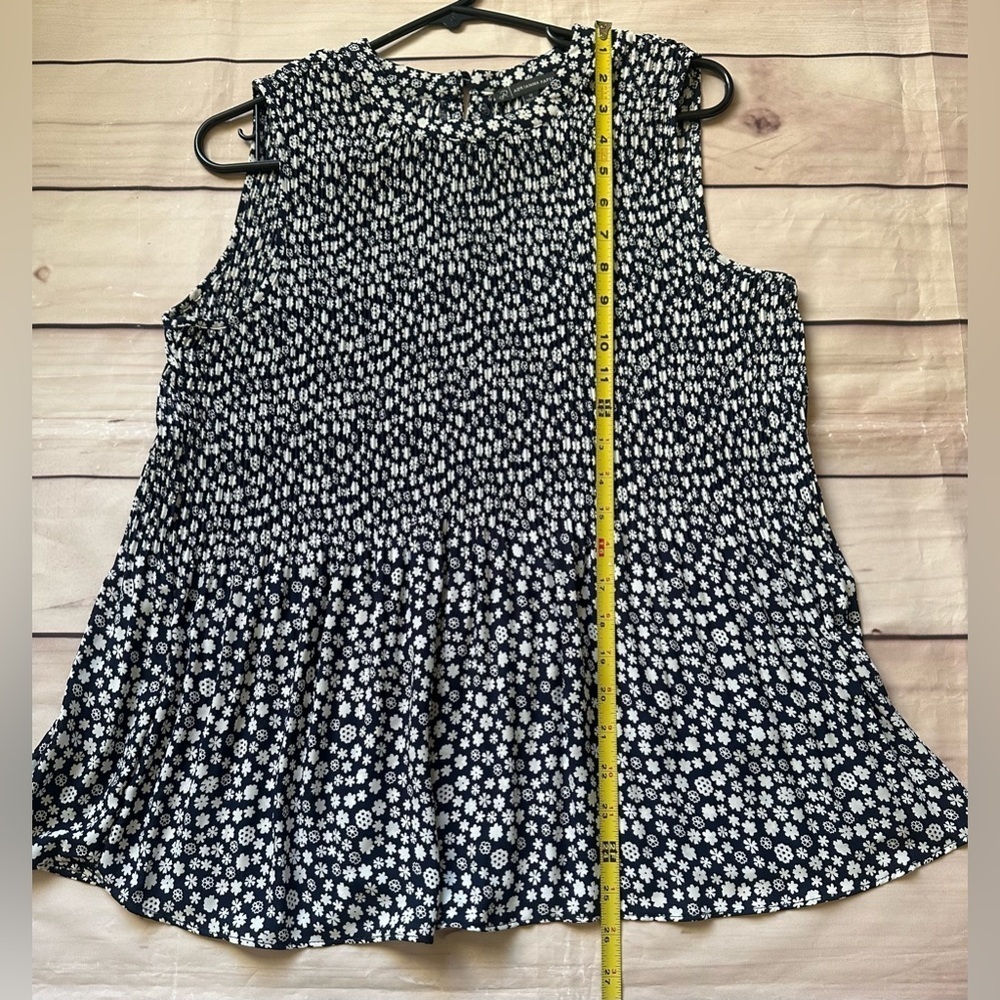 Adrianna Papell Navy/Ivory Round Neck Floral
Pleated Sleeveless Blouse Medium - Picture 2 of 11